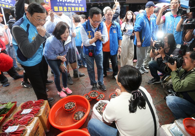 選前衝刺 丁守中掃街拜票喊柯丁對決
