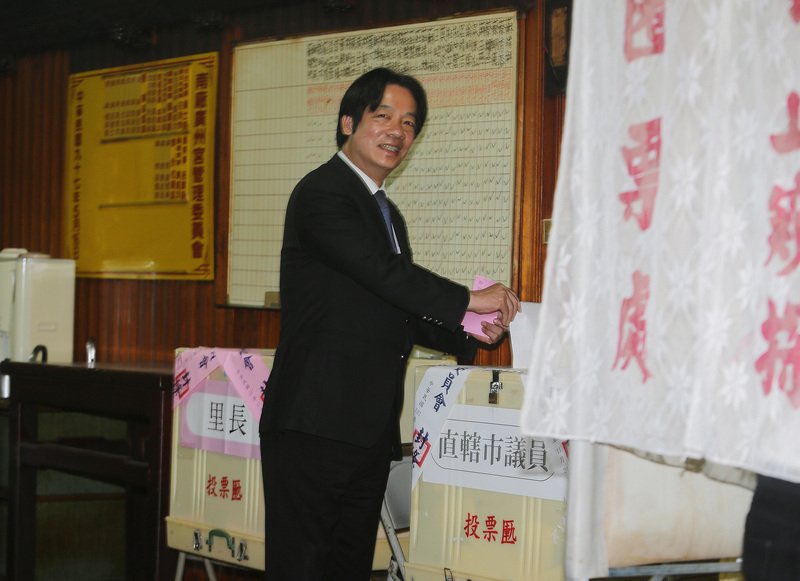 賴揆南下投票 籲民眾踴躍投票