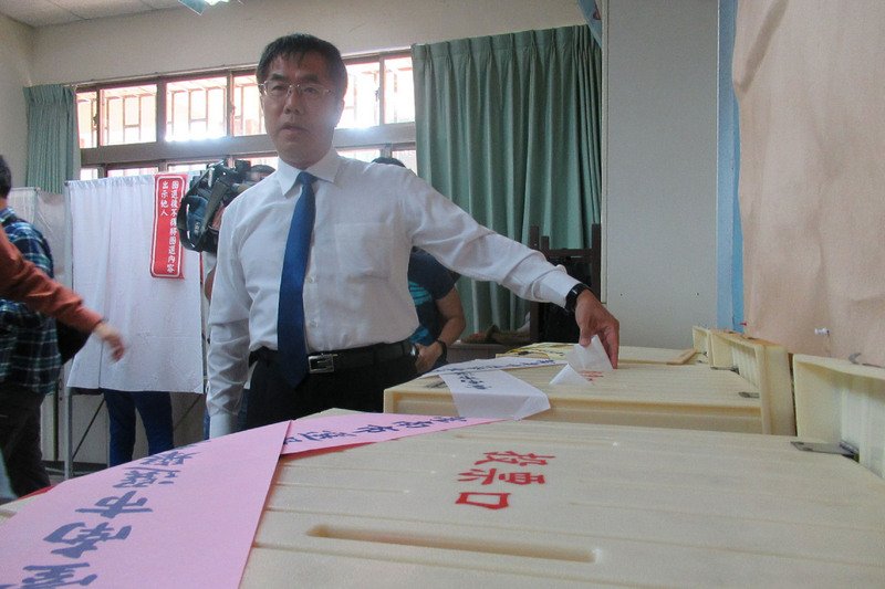 台南投票踴躍 黃偉哲蘇煥智巧合同投開票所