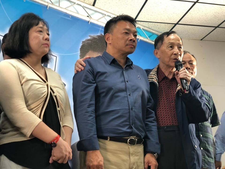 高思博敗選 為渴望改變的鄉親鞠躬道歉