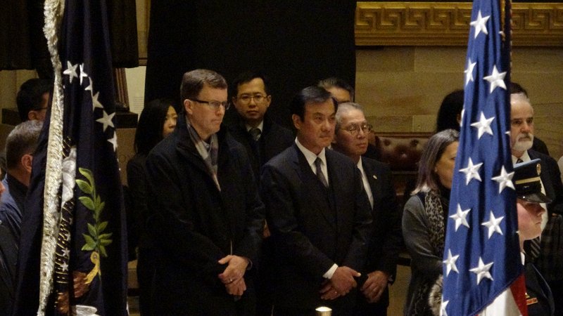 國會山莊弔唁老布希 蘇嘉全轉交總統慰問信