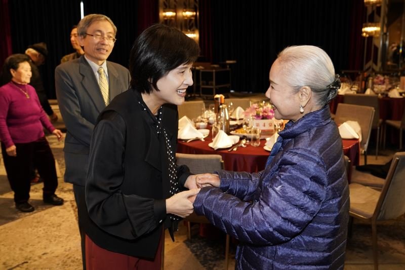 歲末敘暖 鄭麗君與資深藝師們溫馨交流