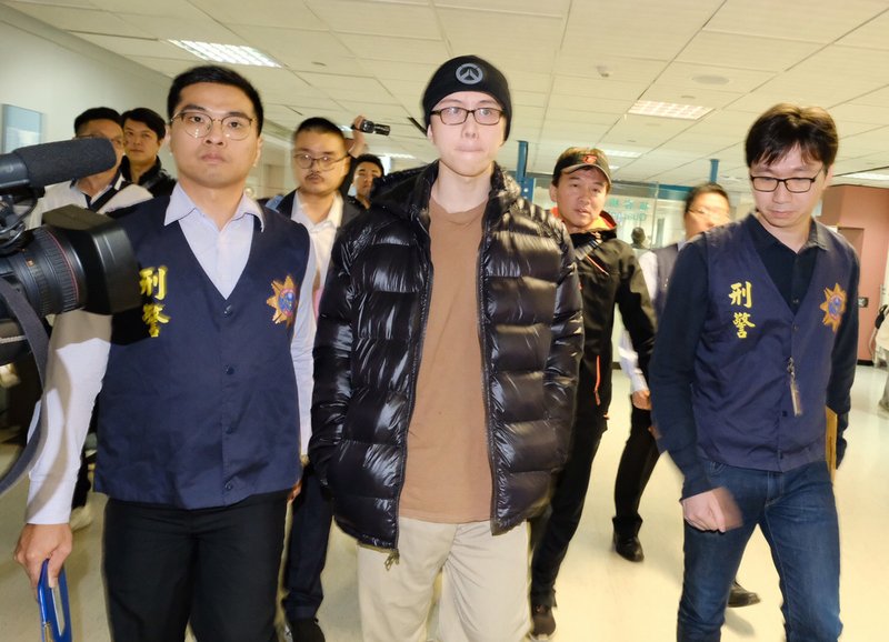 孫安佐遞解返台 刑事局空橋接人前往士檢報到