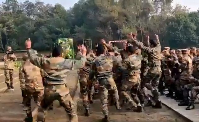 洞朗對峙一年後 中印攜手軍演兼跳舞踢足球