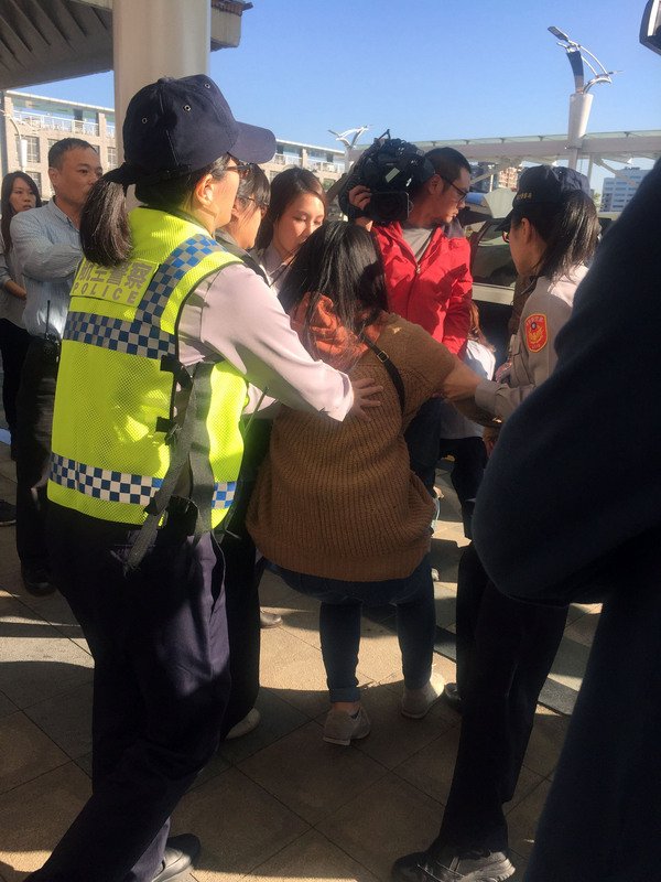獨派青年抗議 周波取消談話離台