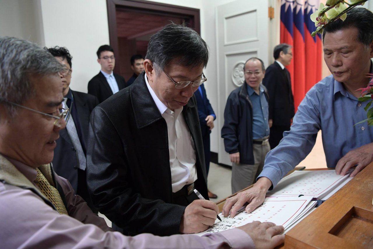 央行隨扈行政院會外暈倒 柯文哲協助救治