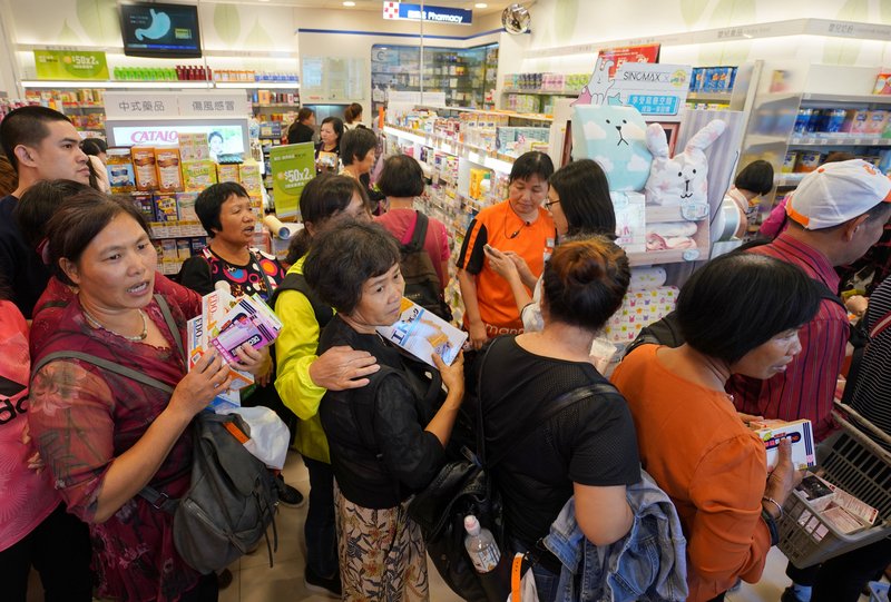 中國遊客興起乞丐式旅遊 新一年再次擾亂香港