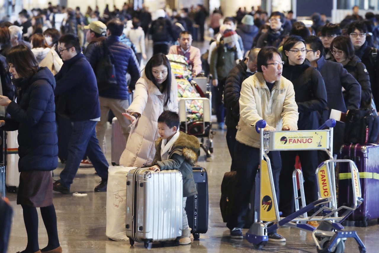 日本年假現返鄉出遊人潮 大雪攪局影響陸空交通