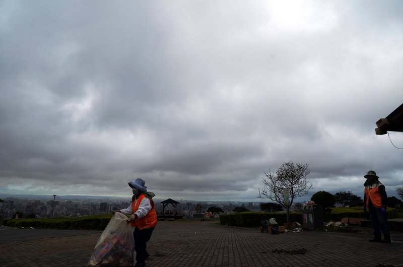 東半部及各地山區偶有雨 氣溫持續回升
