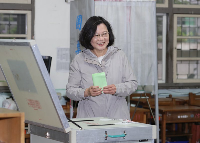 總統現身投票 民進黨魁兩強之爭傍晚揭曉