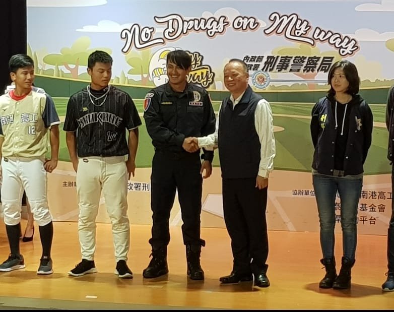 林子偉化身霹靂小組幹員 前進校園宣導反毒