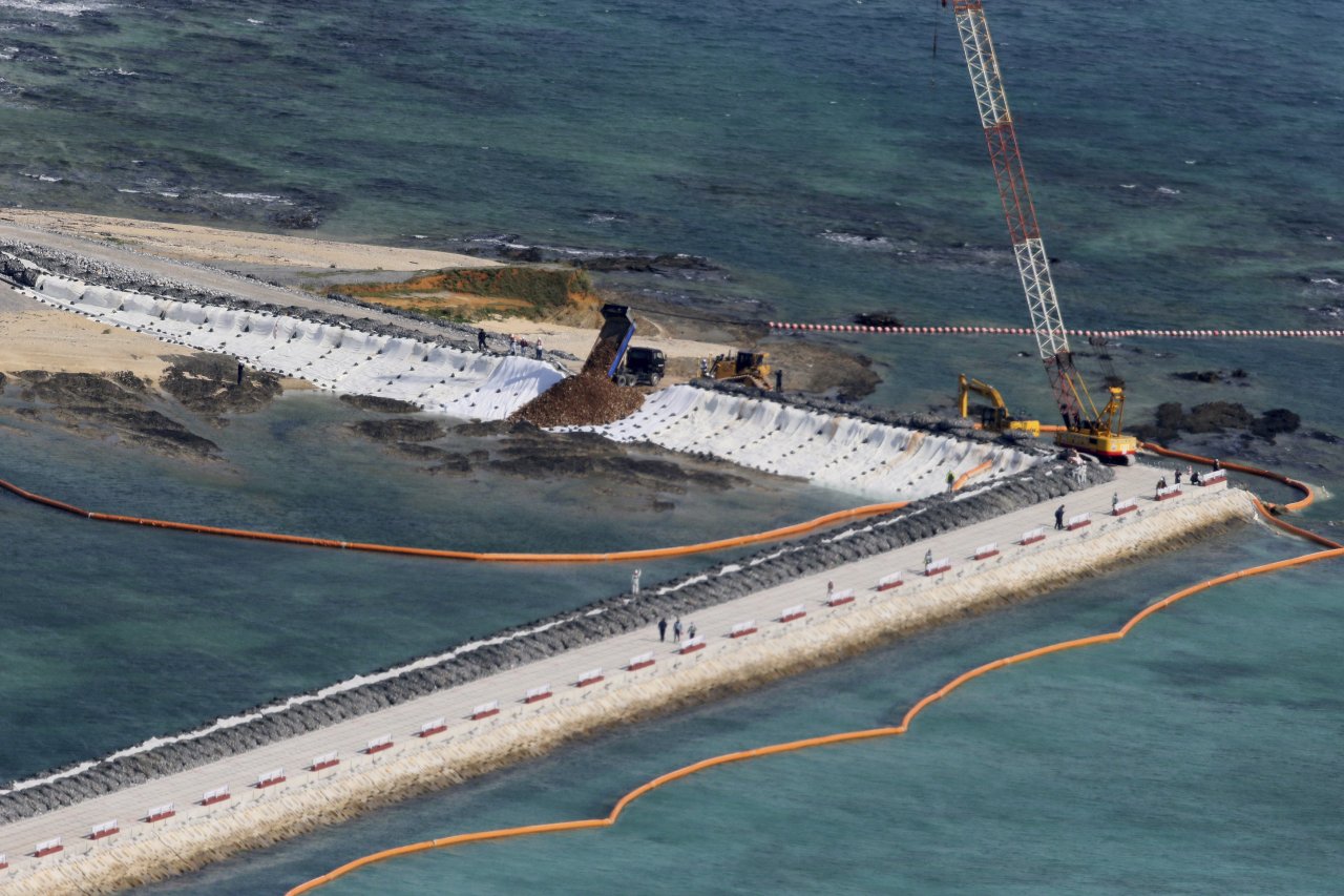反美軍基地搬遷公投後 安倍首見沖繩知事