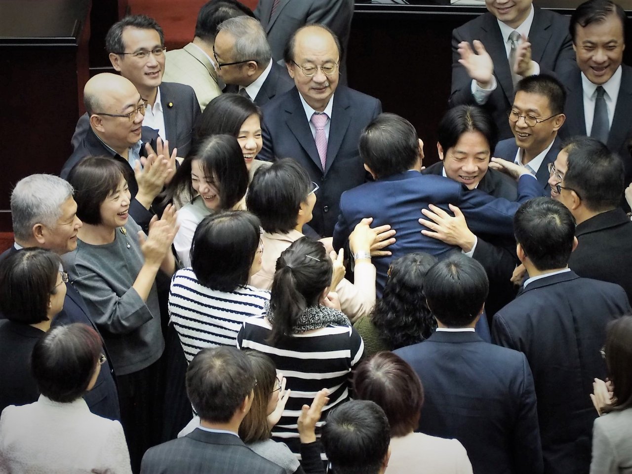與綠委離別擁抱 賴揆：11日宣布總辭