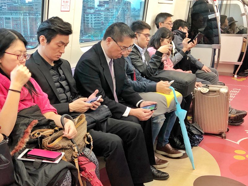 今赴桃機視察防疫 徐國勇：人工檢查手提行李成效好