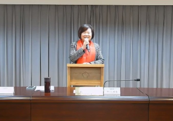 勞動部長許銘春首次網路直播 高唱「甲你攬牢牢」