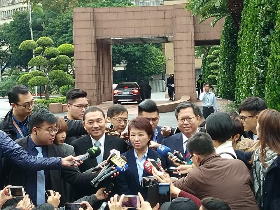昔日對手政院相逢 蘇貞昌侯友宜握手破冰