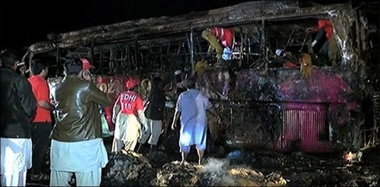巴基斯坦巴士撞卡車起火 24人命喪火窟