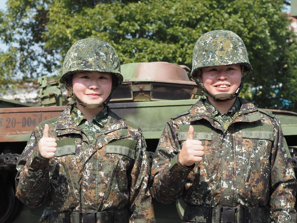 工兵單位有女兵 挖土機前進倒退樣樣行