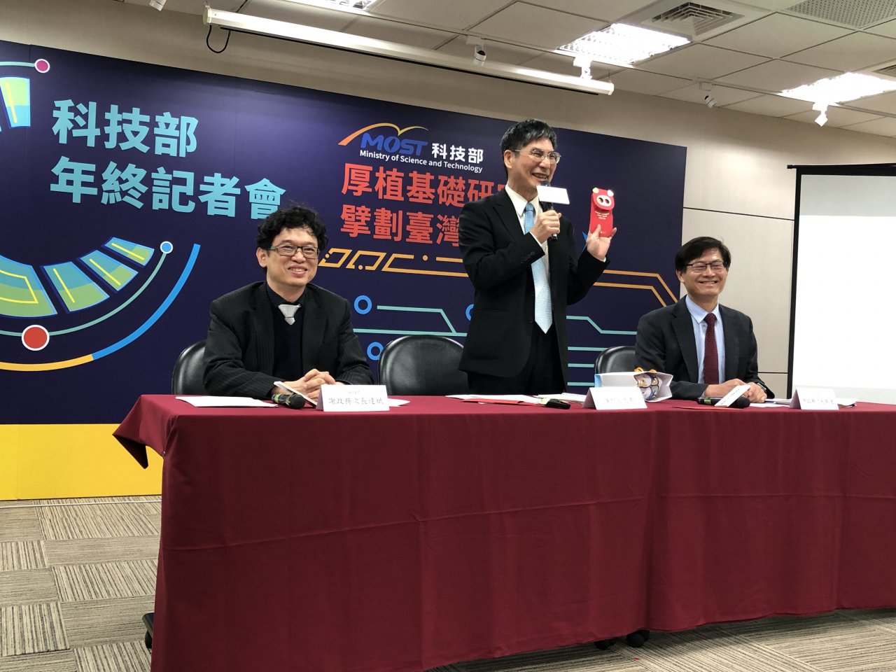 提升博士生薪資 陳良基擬保障月薪3至5萬元