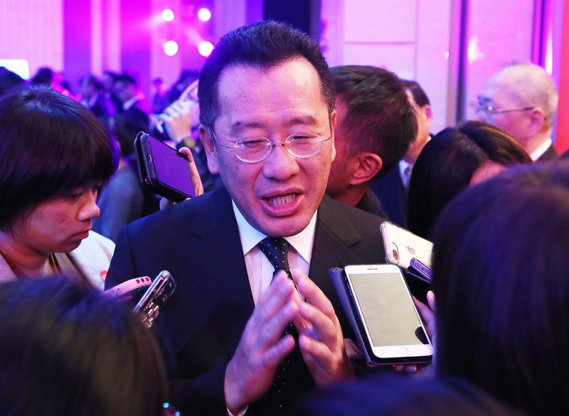 顧立雄擬約談金控家族 要求股權結構透明化