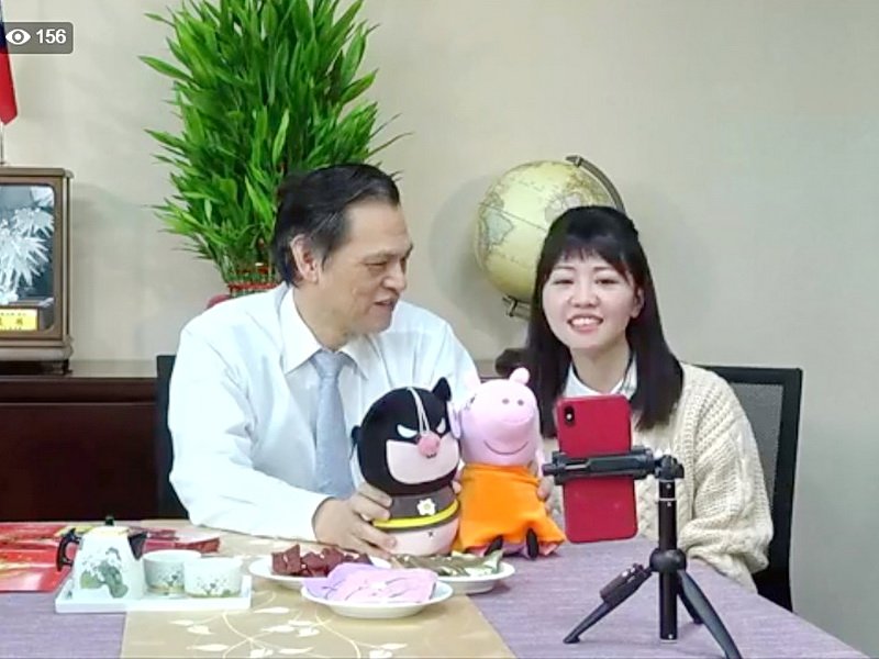 陳明通開直播 拿布偶唱歌籲守護台灣豬