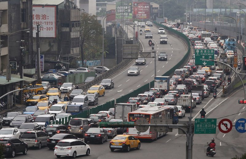 除夕南下車潮湧現 高速公路5路段車多