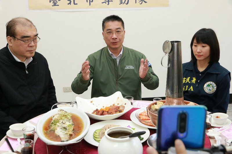 徐國勇與北市專勤隊圍爐 贈春節加菜金