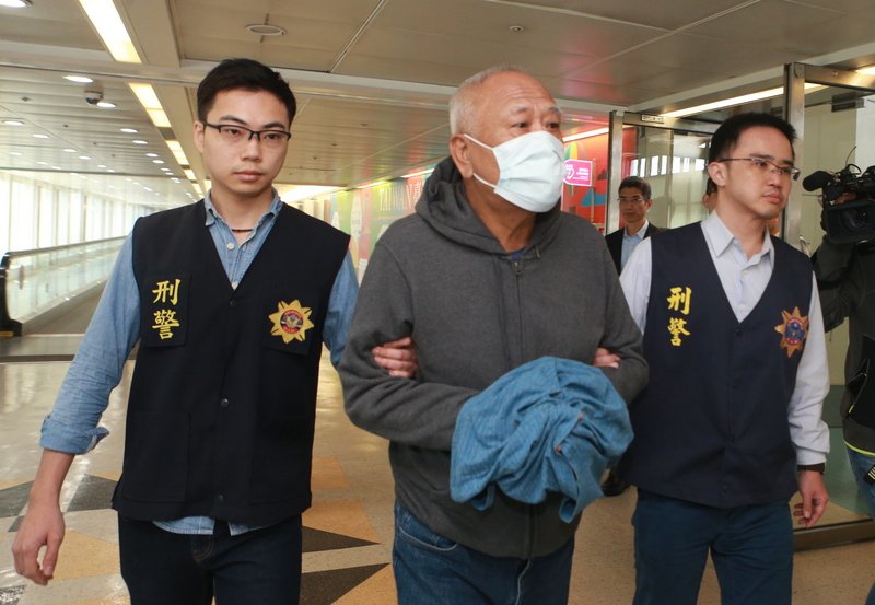 涉假球案逃亡菲國 前議長吳健保遭押解返台