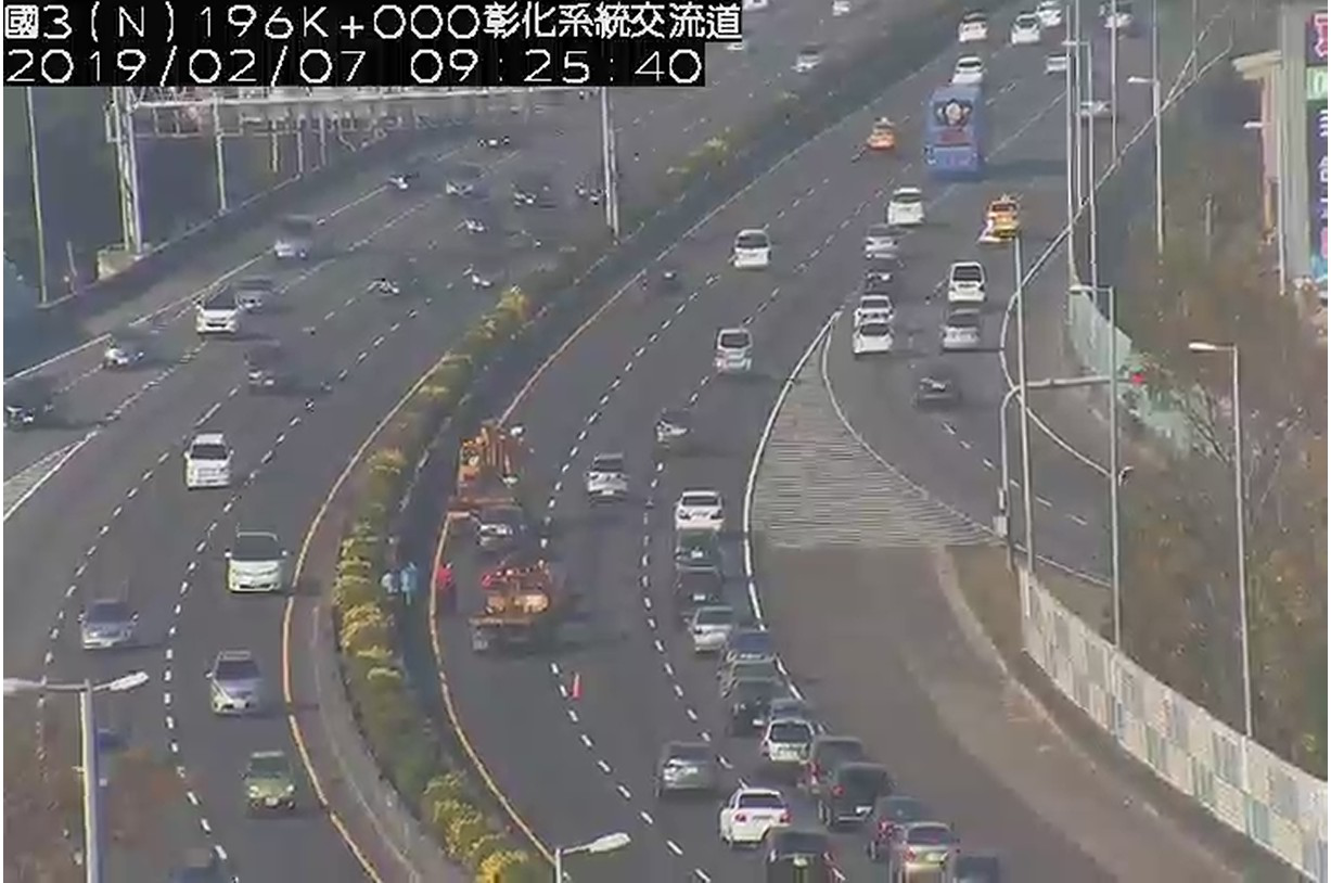 大年初三國5依舊塞爆 午後實施北上高乘載管制