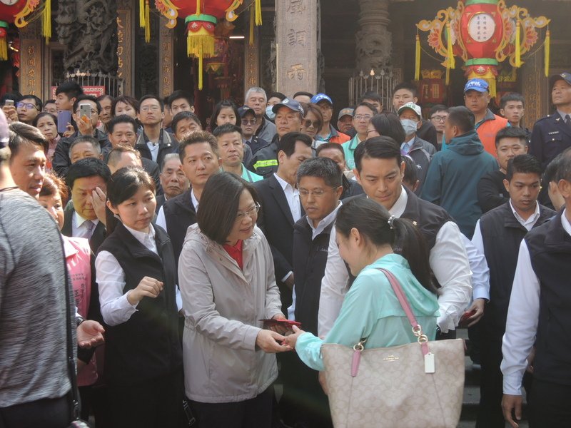 蔡總統鎮瀾宮發紅包 民眾大排長龍