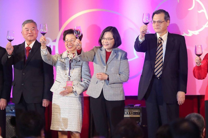 談兩岸關係 總統：任何爭議都應坐下來談