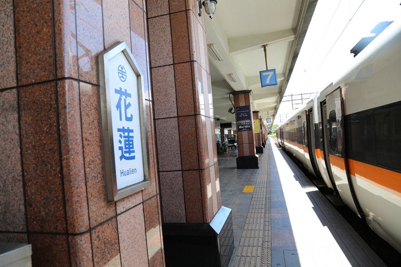清明連假台鐵加開列車 運送地震救災物資