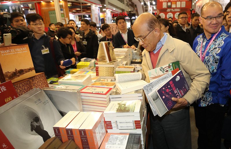 參觀台北國際書展 蘇揆狂買20本書