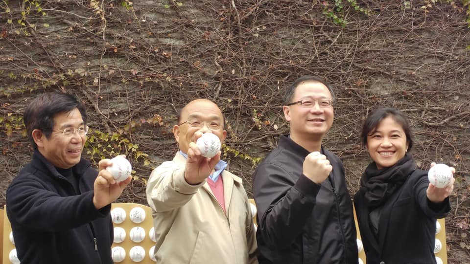 蘇貞昌化身棒球迷參觀中職特展 體驗打擊揮出全壘打