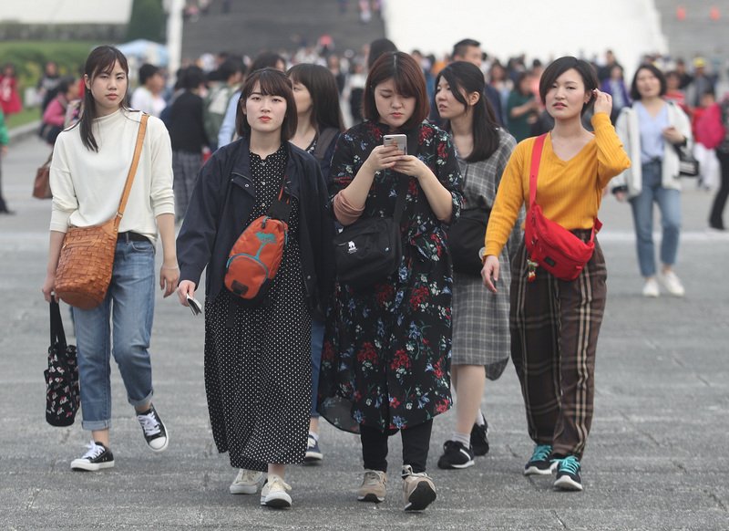 東北季風明減弱 冷氣團挾華南雲雨帶接力來襲