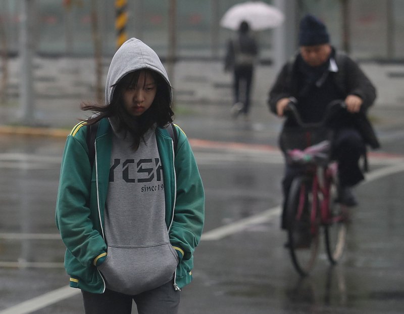 強烈大陸冷氣團南下 北台灣愈晚愈溼冷