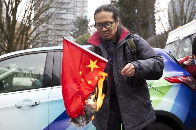 孟晚舟微笑出庭 法院外抗議人士燒五星旗
