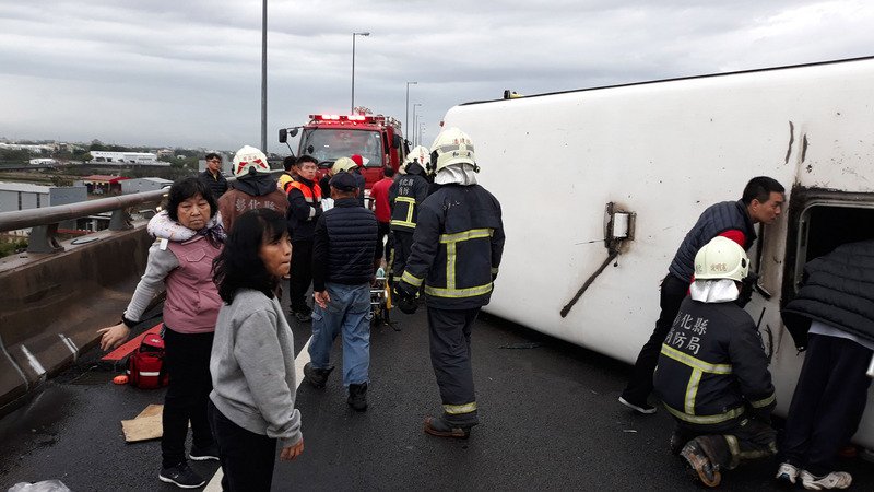 國3遊覽車翻覆 車齡13年未逾期檢驗