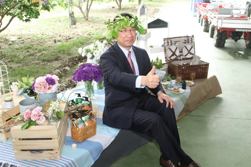 替新人證婚 徐國勇：少子化多生幾個