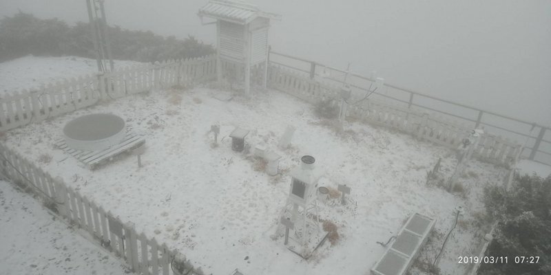 玉山積雪2.5公分 降雪持續