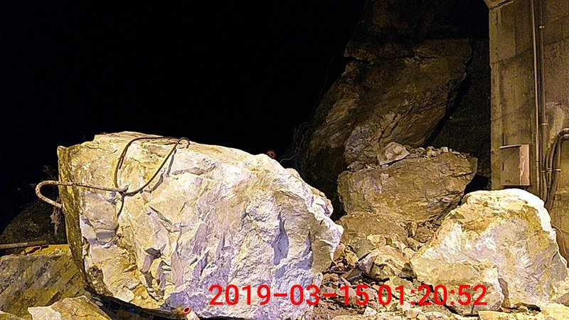 蘇花公路崩巨石 工程人員漏夜清理搶通