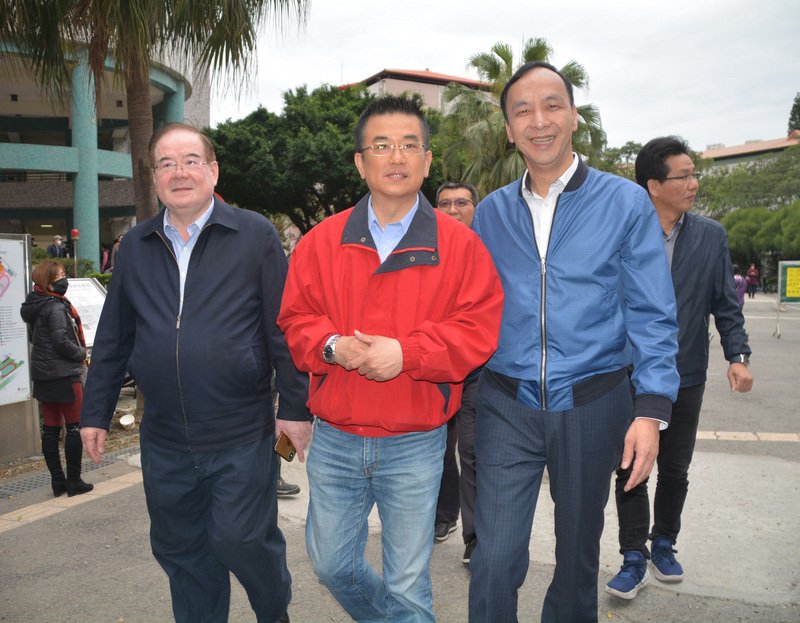 新北立委補選競爭激烈 朱立倫陪鄭世維投票