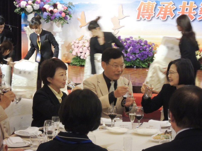 蔡總統同框盧秀燕  笑稱交管不錯