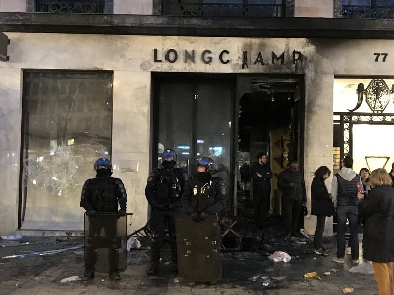 黃背心暴力再現 香榭大道滿地碎玻璃飄焦臭