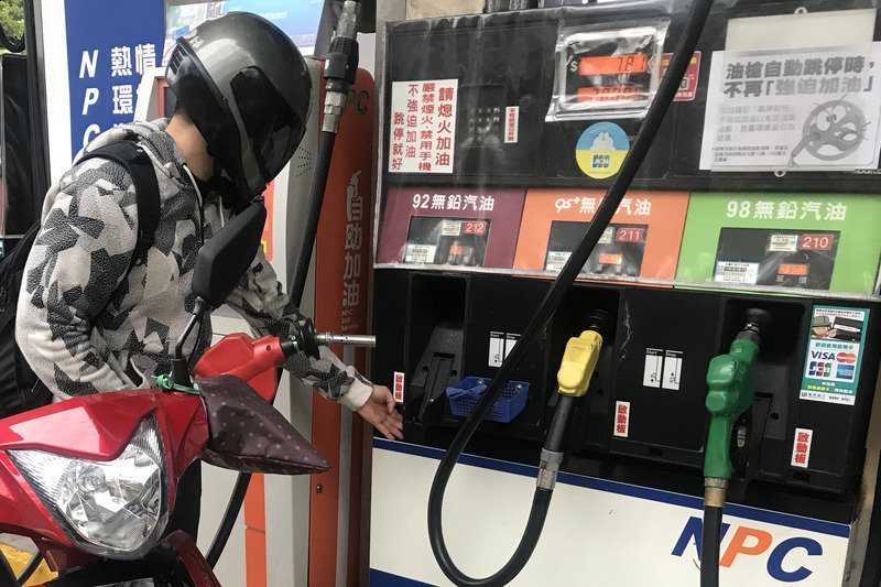 中油：明日起汽、柴油價格各調漲0.1元