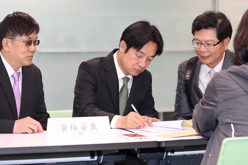 賴神登記黨內總統初選&nbsp; 綠營支持者有掌聲有噓聲
