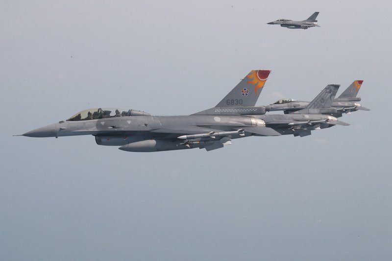 我F-16桶滾飛行壓制共機？ 空軍：假訊息