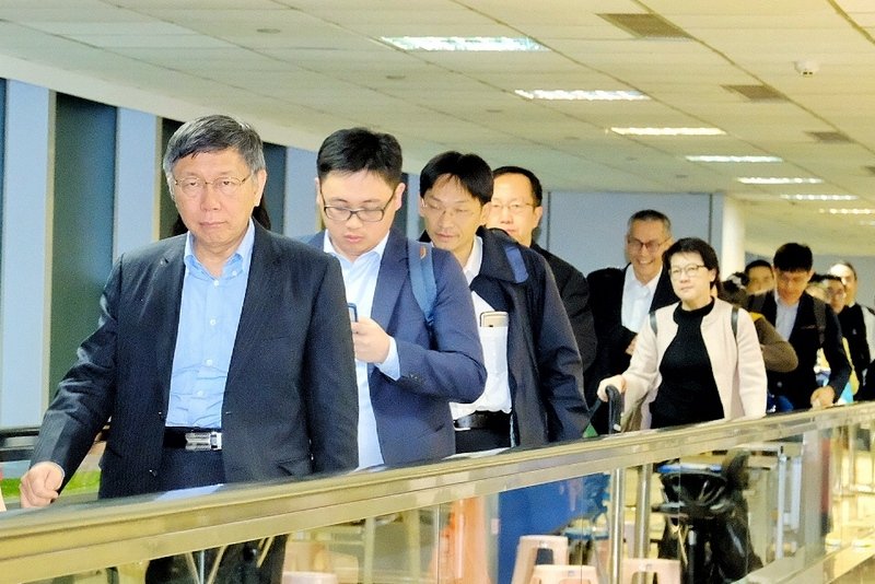 柯文哲清晨搭機返台  柯粉接機送早餐