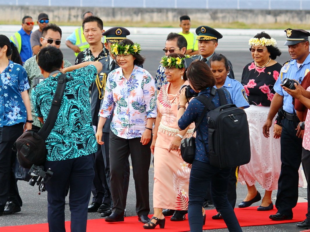 蔡總統抵馬紹爾 海妮總統親自迎接