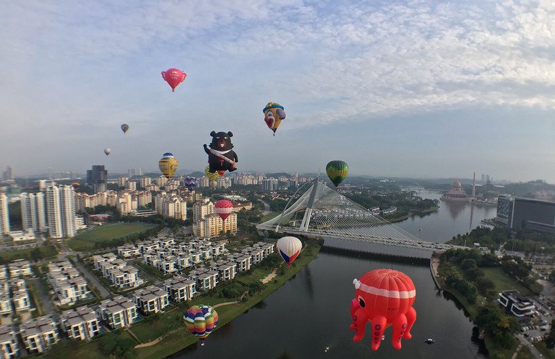 世界首航 台灣喔熊飄揚大馬天空